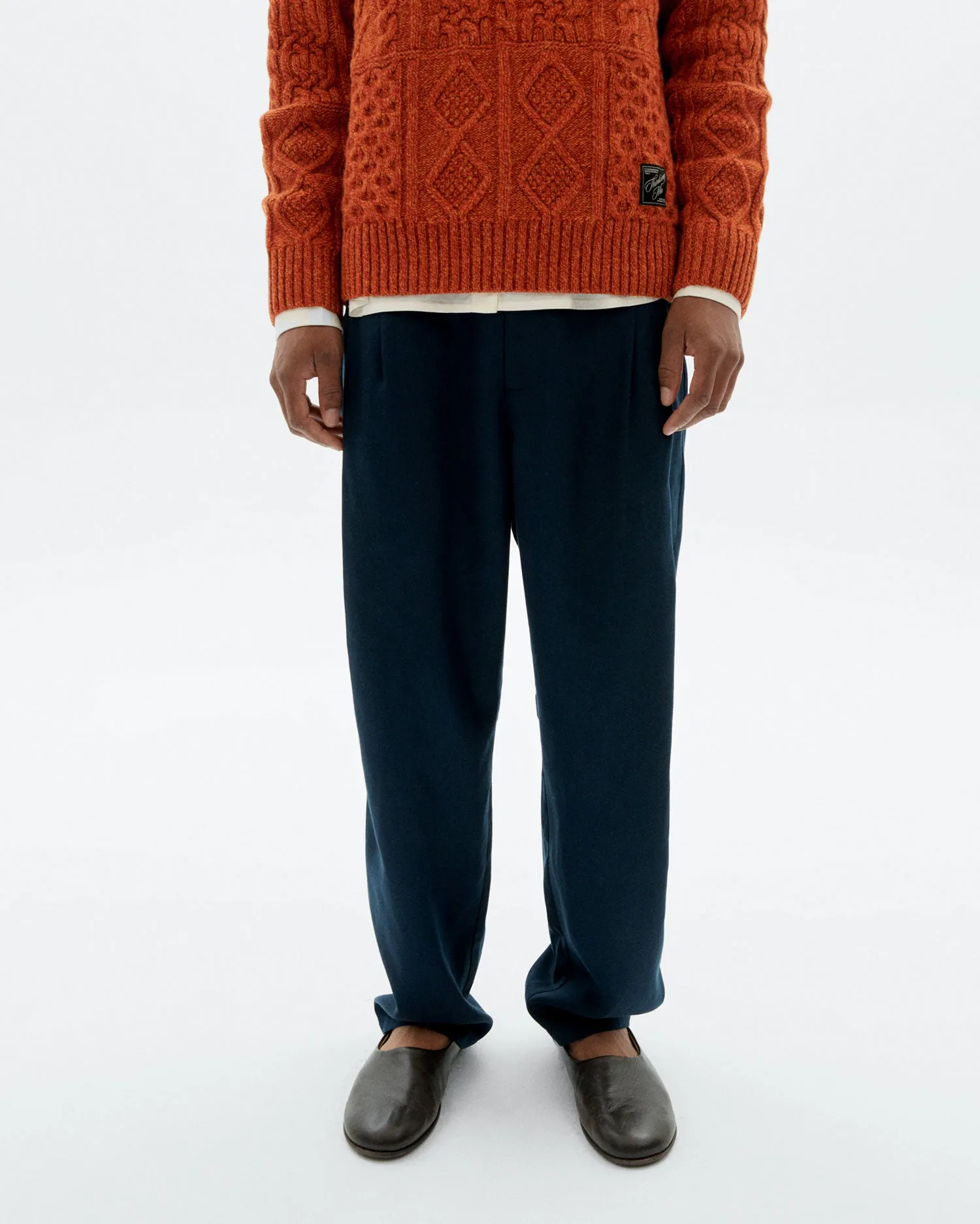 Pantalón carrot pinza Sigurd sold by Thinking Mu