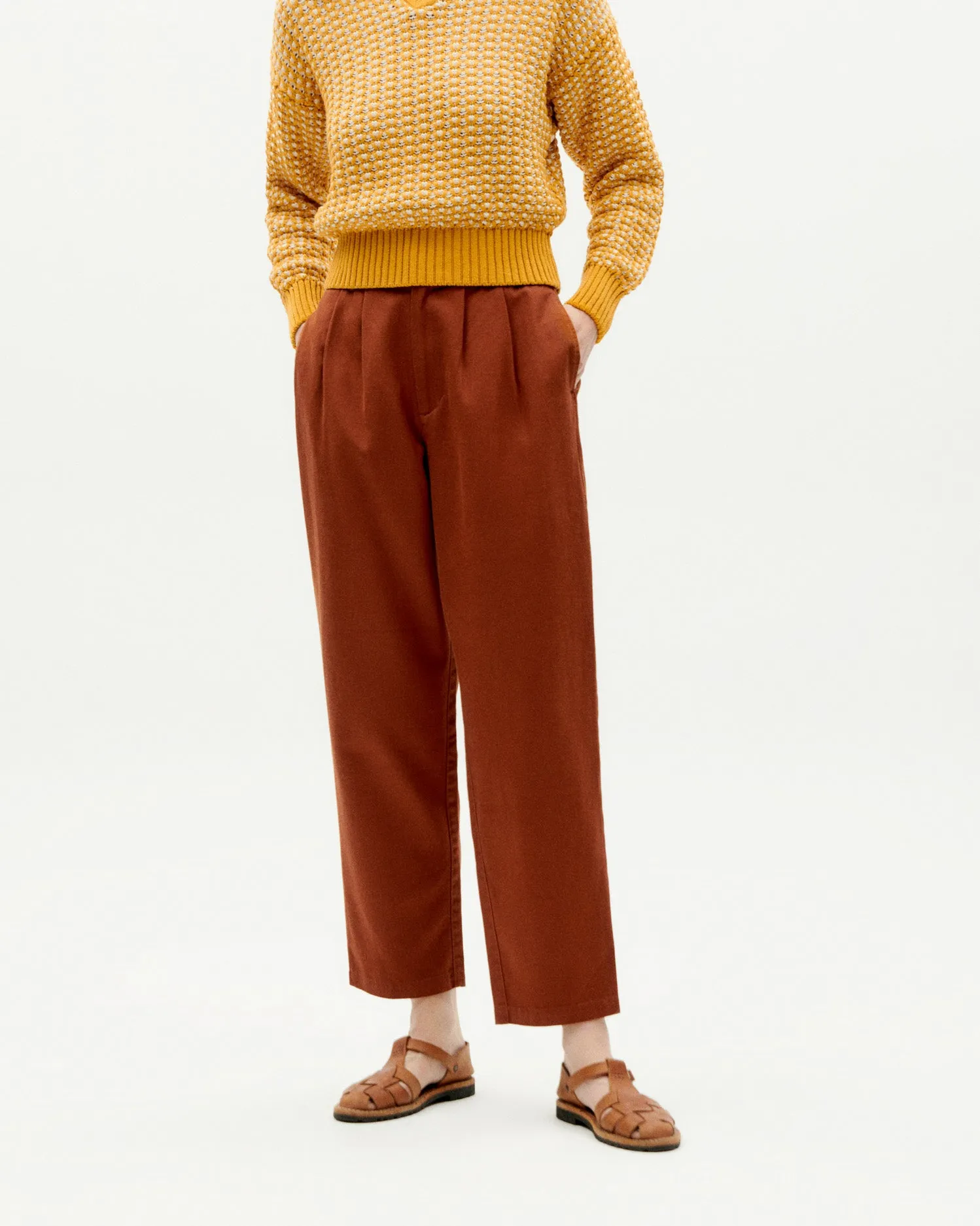 Pantalón marrón hemp Rina sold by Thinking Mu