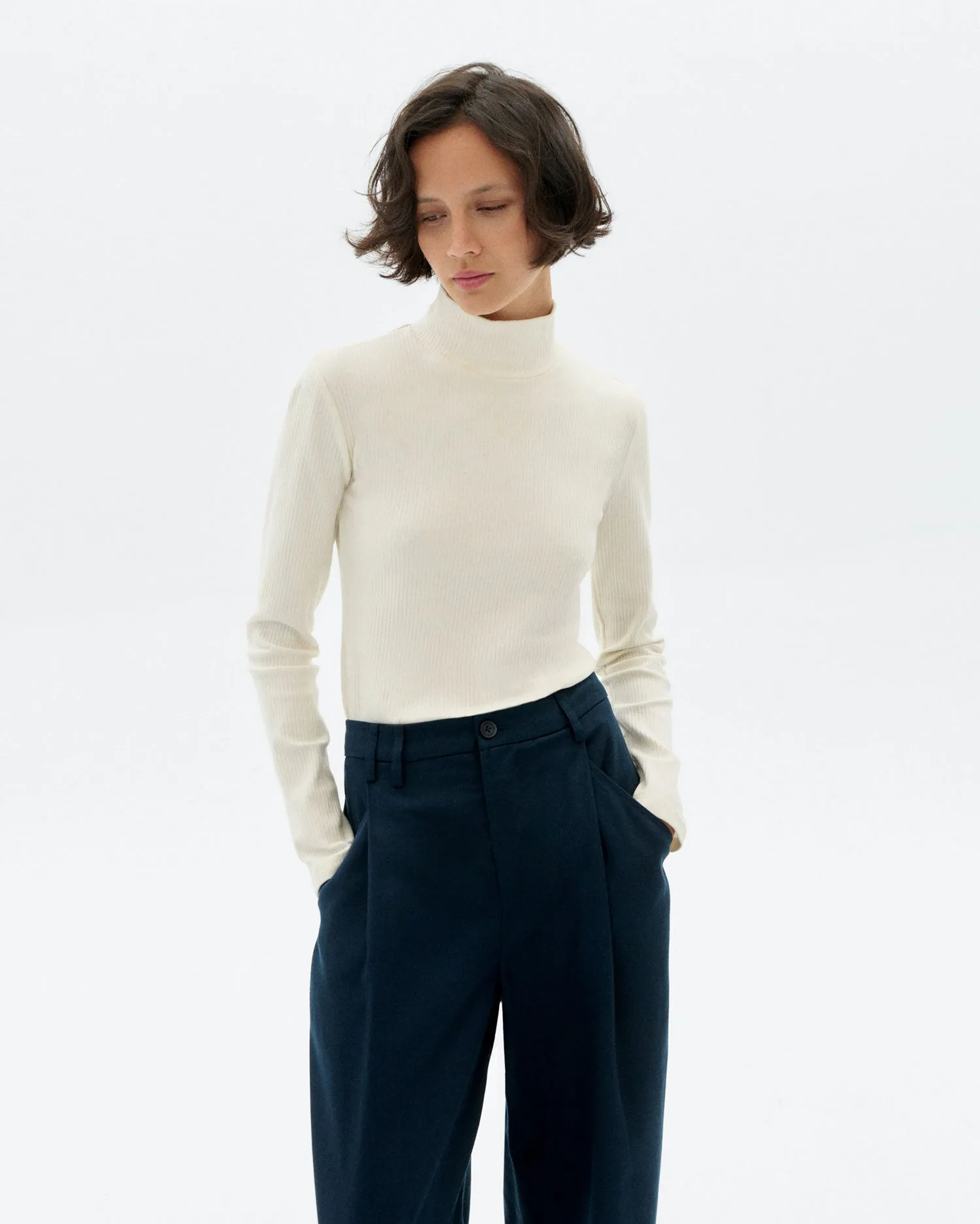 Top cuello alto blanco hemp Aine sold by Thinking Mu