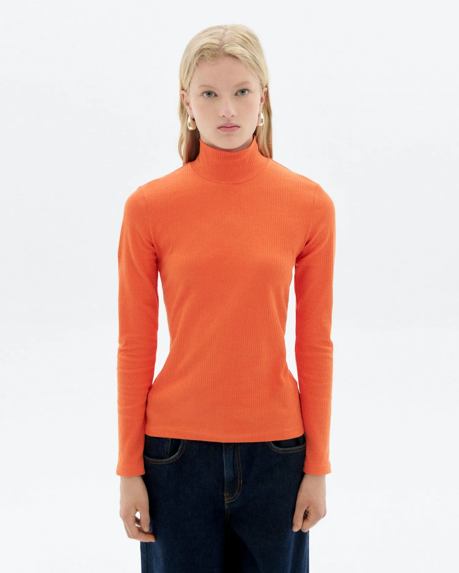Top cuello alto naranja hemp Aine sold by Thinking Mu