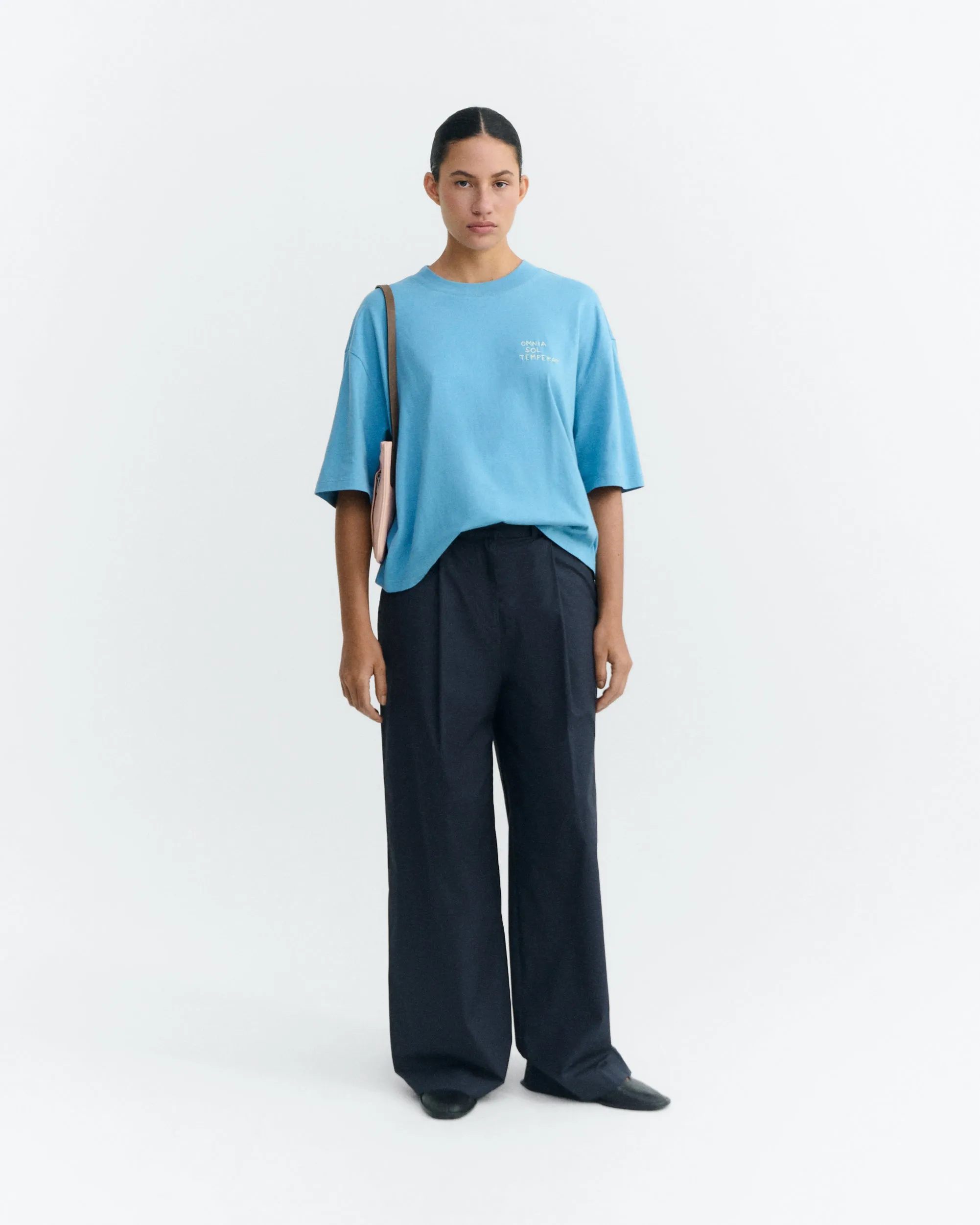 Camiseta oversize bordada a mano Lena sold by Thinking Mu