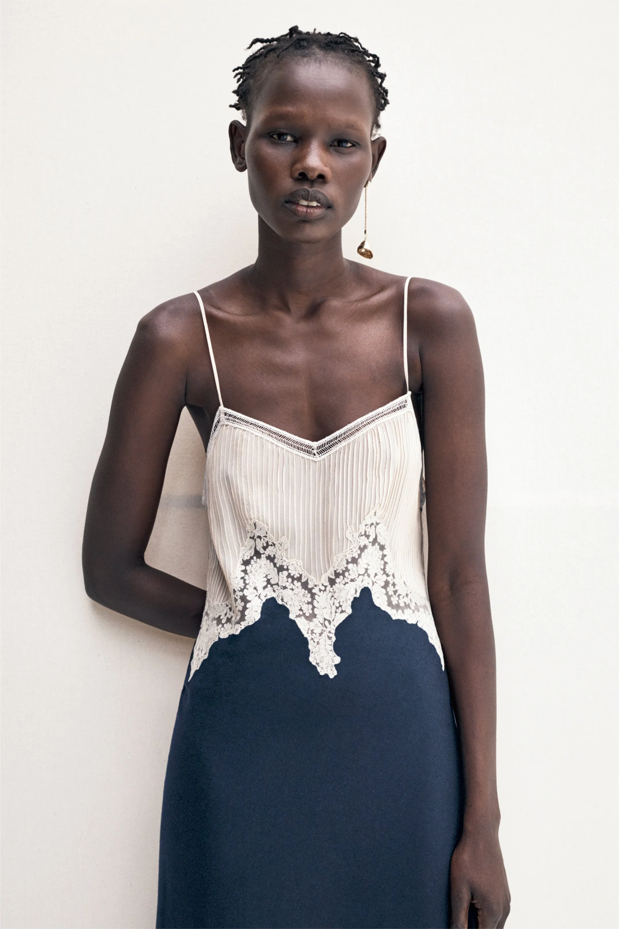 Venus Shell Single Earring in 18K Yellow Gold sold by Gabriela Hearst product image thumbnail 2