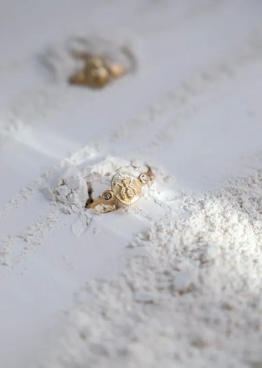 Bague empreinte en or 18 carats et diamants Abelha sold by Alix D. Reynis