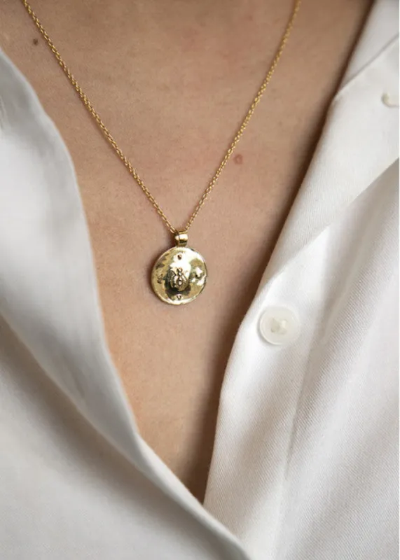 Médaille empreinte en or 18 carats Abelha sold by Alix D. Reynis