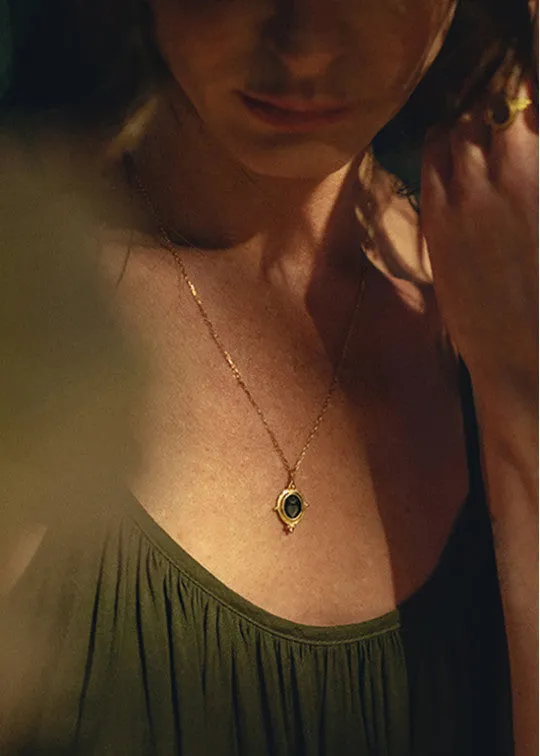 Pendentif intaille en or 18 carats et grenat Amore sold by Alix D. Reynis