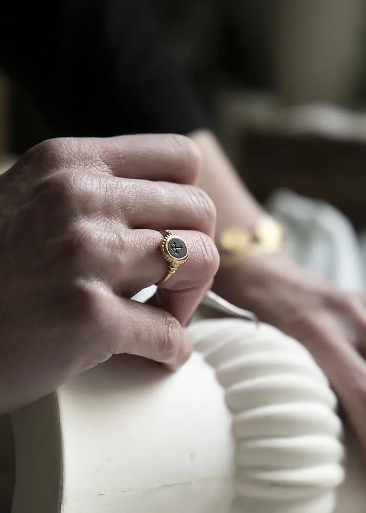 Bague intaille en or 18 carats et onyx noir Fede sold by Alix D. Reynis product image thumbnail 3