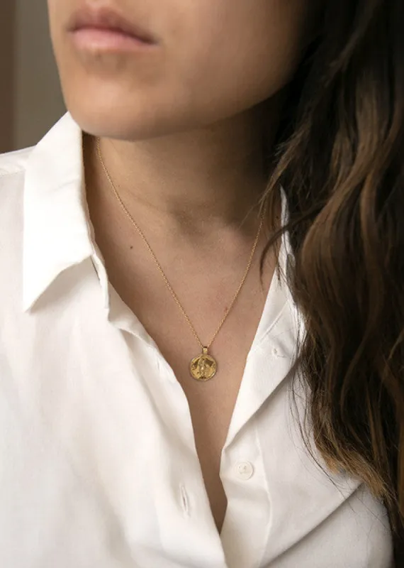 Médaille empreinte en or 18 carats Minerve sold by Alix D. Reynis