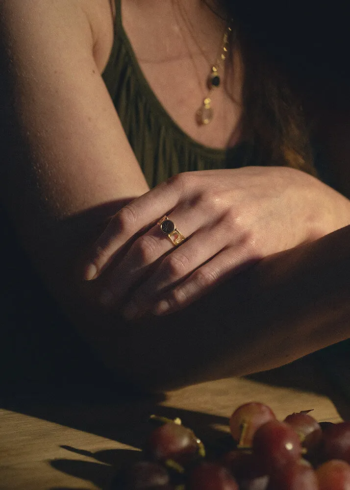 Bague intaille en or 18 carats et onyx noir Arès sold by Alix D. Reynis product image thumbnail 2