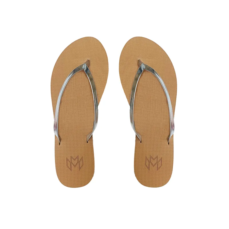 【Madden Girl】ホリス Madden Girl Holis Flip-Flops for Women in Silver | HOLLIS