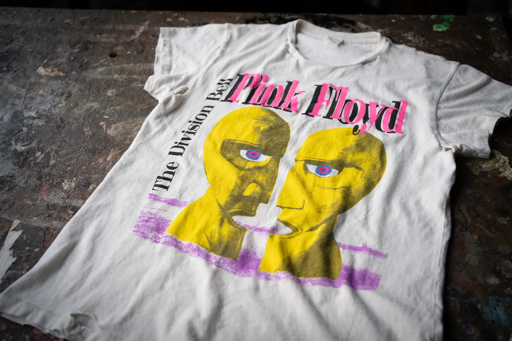 PINK FLOYD THE DIVISION BELL DESTROYED TEE sold by MadeWorn product image thumbnail 3