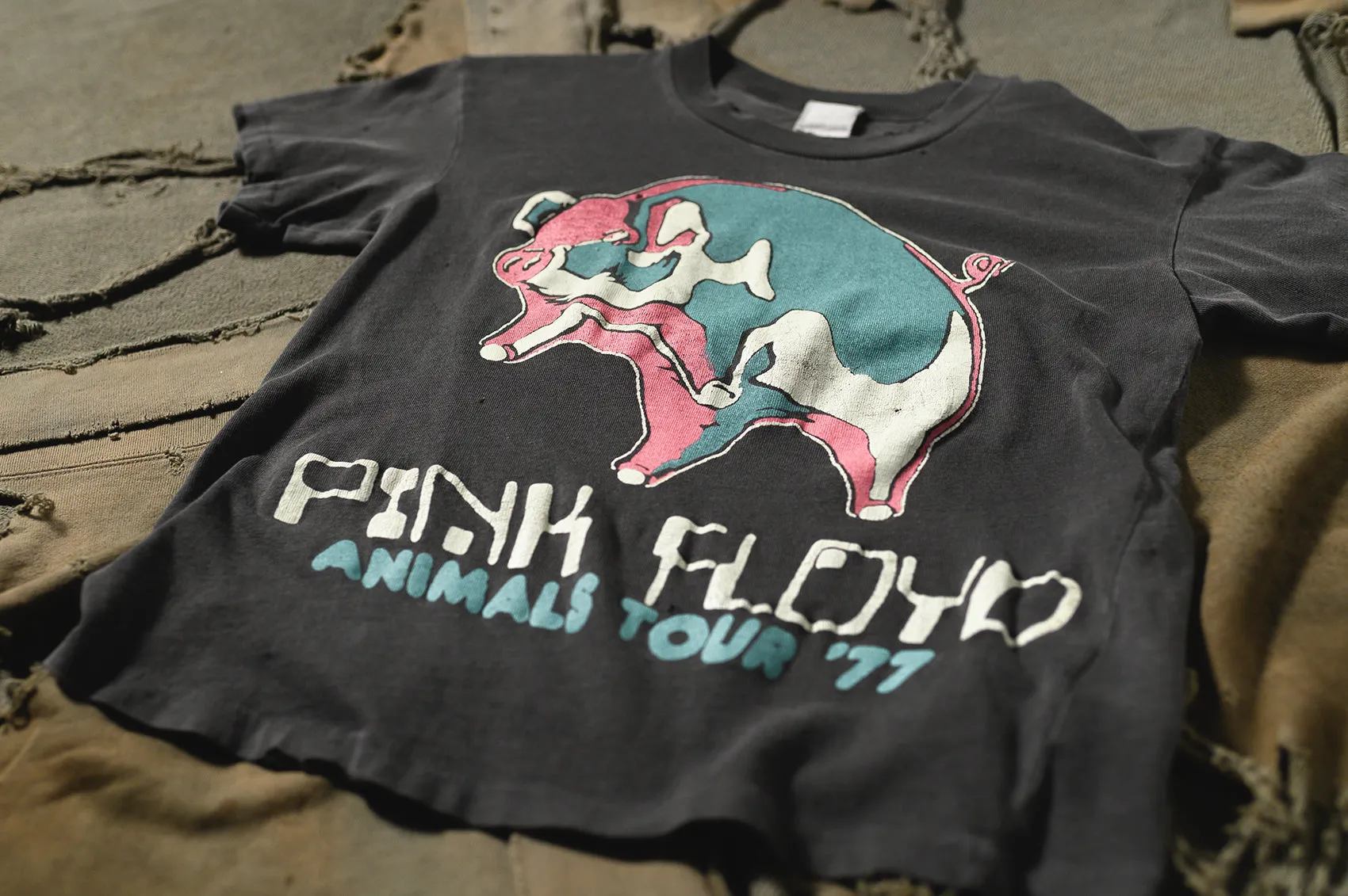 PINK FLOYD ANIMALS TOUR '77 CROP sold by MadeWorn product image thumbnail 3