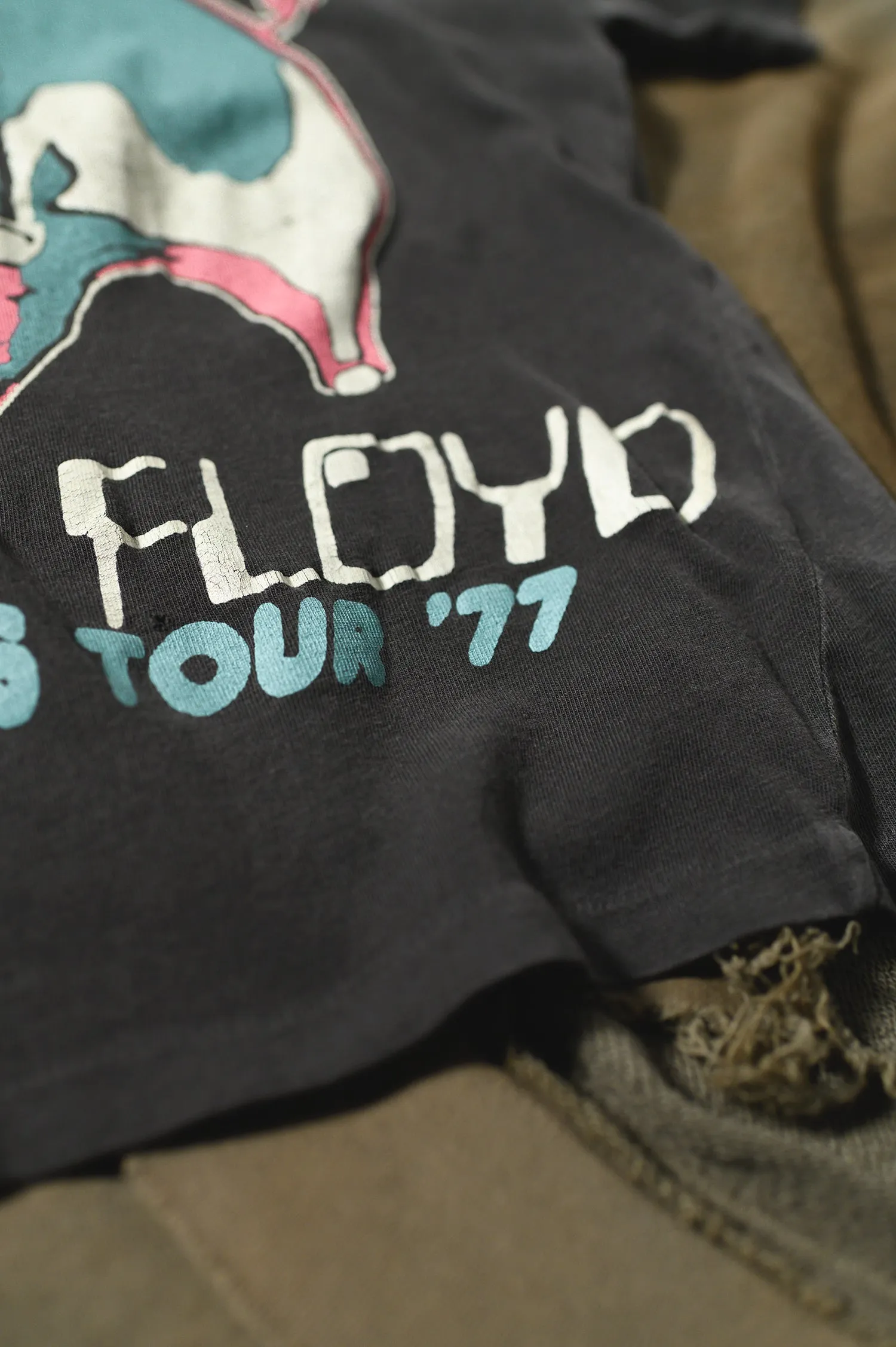 PINK FLOYD ANIMALS TOUR '77 CROP sold by MadeWorn product image thumbnail 2