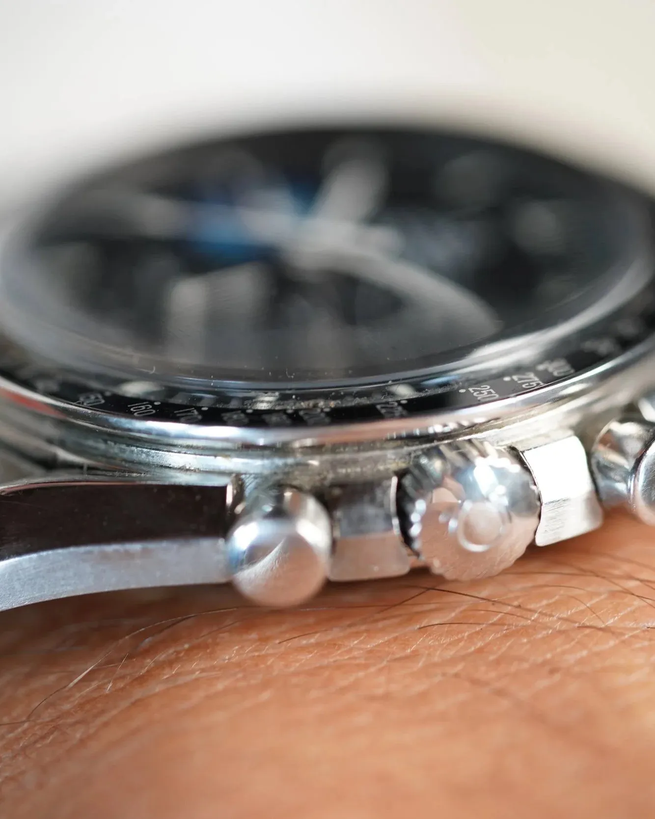 OMEGA Speedmaster Professional “Snoopy” Limited Edition Full Set sold by J. Press product image thumbnail 2