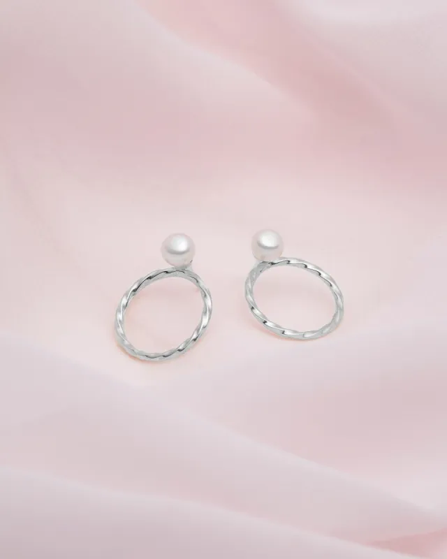 ear jackets avec perles blanches sold by Lidia Jewelry