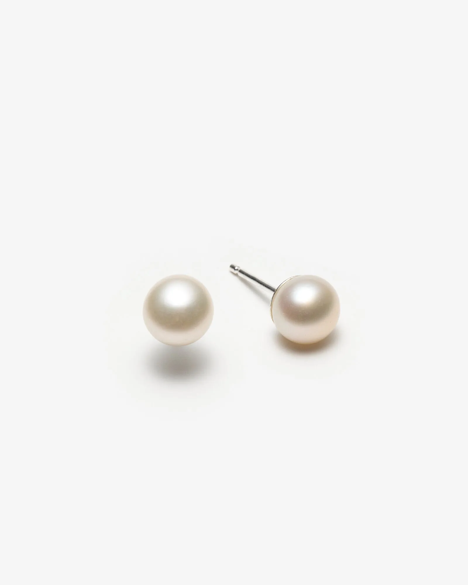Boucles d'oreilles en perles blanches avec tiges en argent - 7 mm sold by Lidia Jewelry