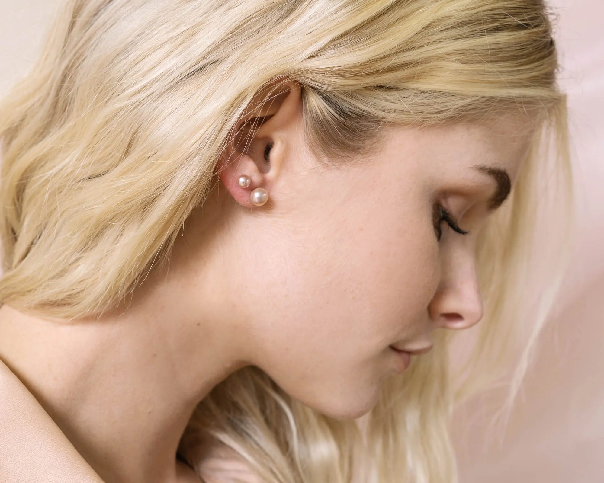 Boucles d'oreilles en perles blanches avec tiges en argent - 7 mm sold by Lidia Jewelry product image thumbnail 2