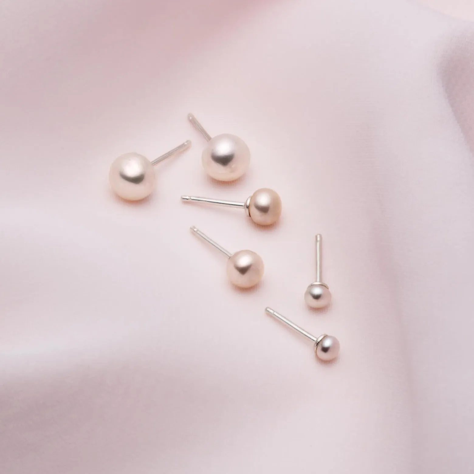 Boucles d'oreilles en perles blanches avec tiges en argent - 7 mm sold by Lidia Jewelry product image thumbnail 5