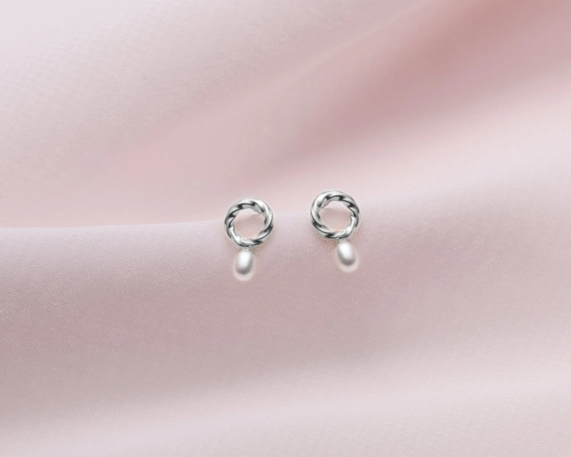 boucles d'oreilles cercles avec petites perles blanches sold by Lidia Jewelry product image thumbnail 3