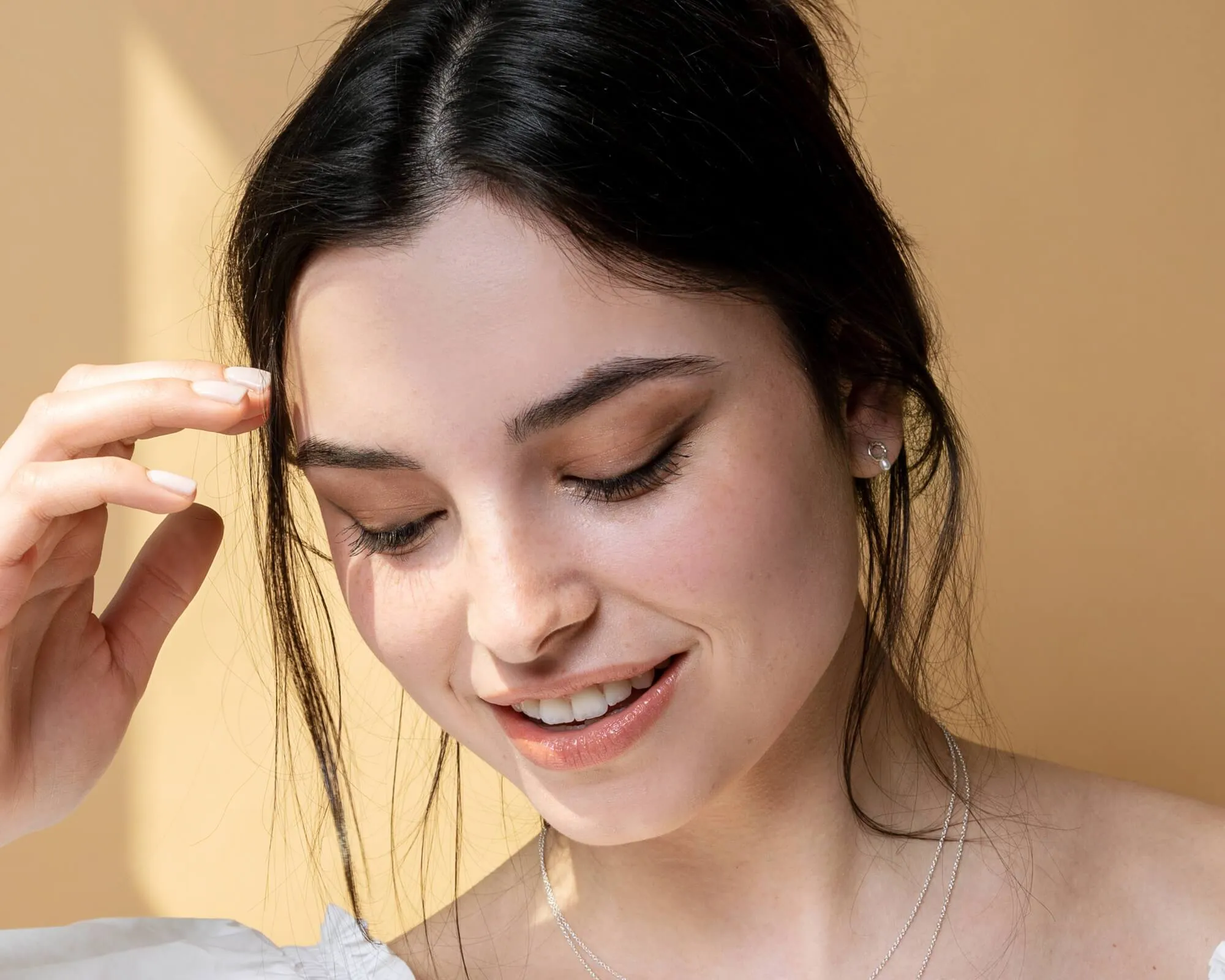 boucles d'oreilles cercles avec petites perles blanches sold by Lidia Jewelry product image thumbnail 5