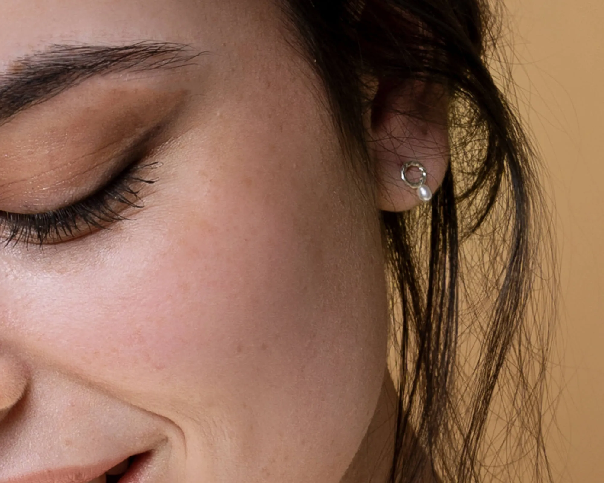 boucles d'oreilles cercles avec petites perles blanches sold by Lidia Jewelry product image thumbnail 2