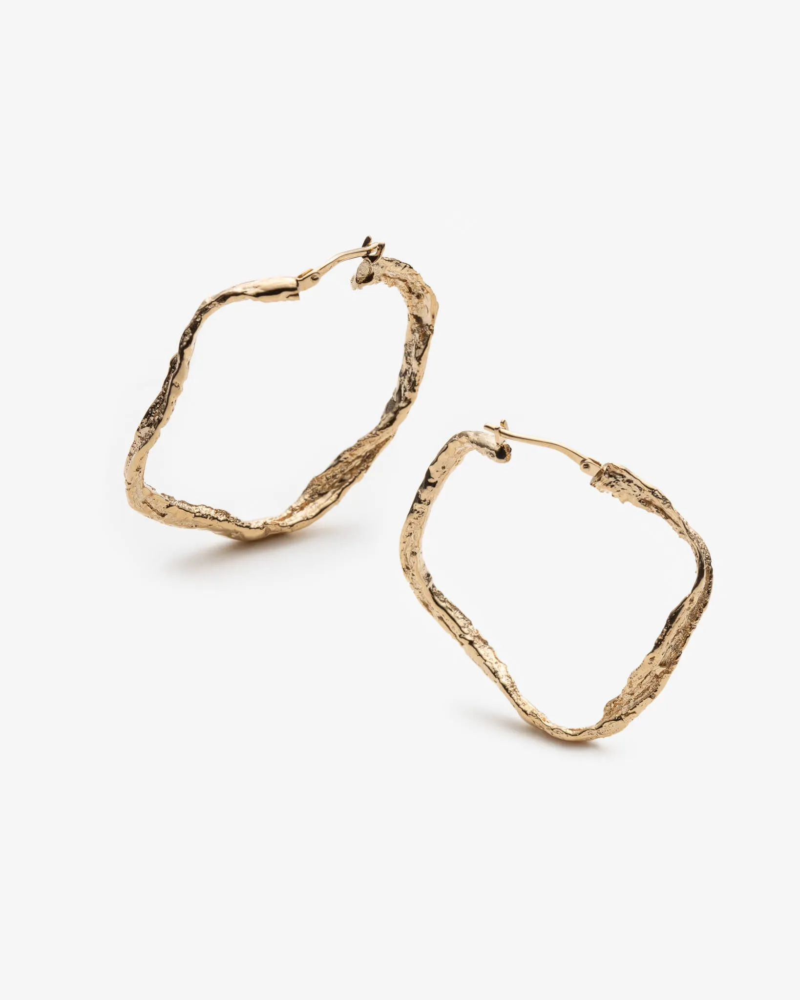 Émilie - Grands anneaux d’oreilles ondulés fait au Québec sold by Lidia Jewelry