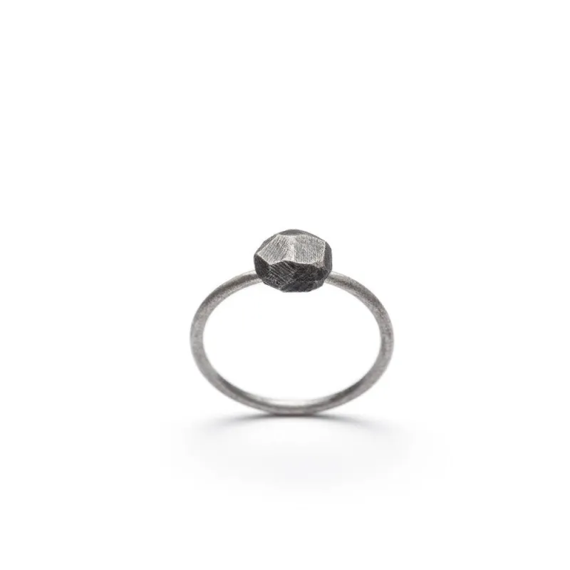 mini bague en argent oxydé made by Lidia Jewelry