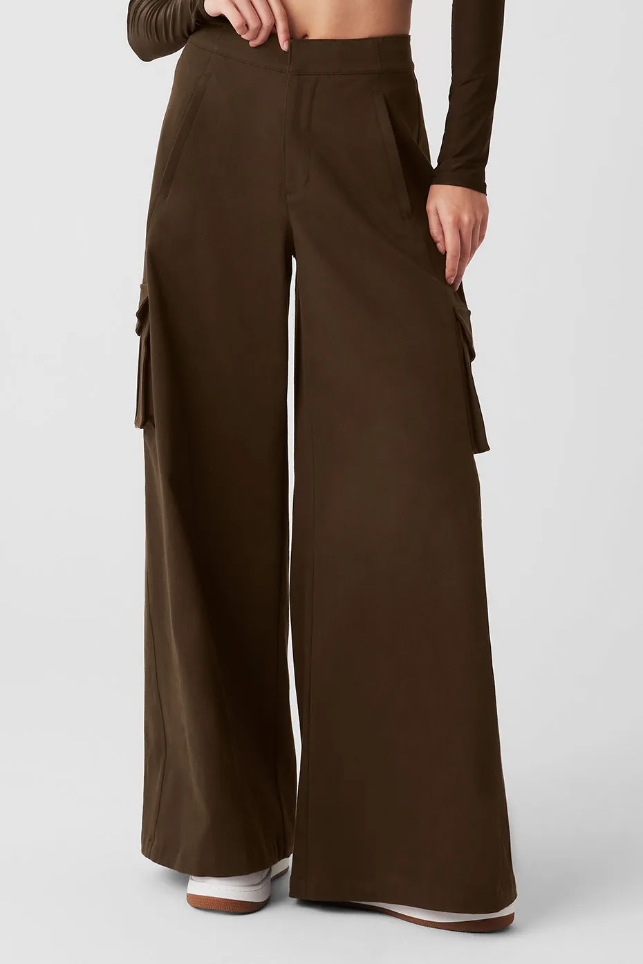 Show Off Cargo Wide Leg Trouser - Espresso sold by Alo Yoga