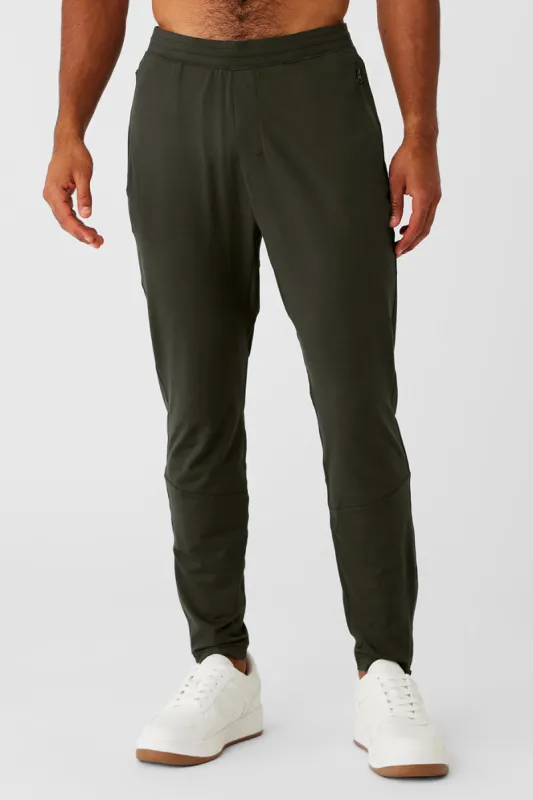 Conquer React Performance Pant - Stealth Green sold by Alo Yoga