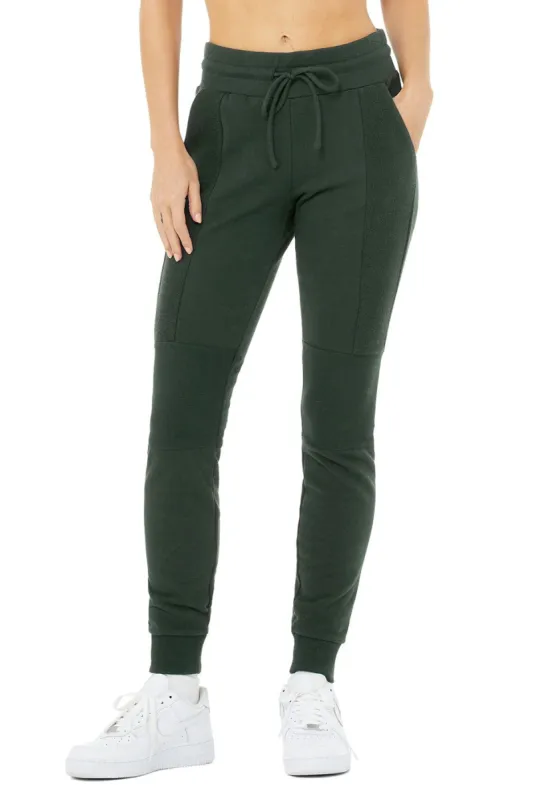Avenue Sweatpant - Forest made by Alo Yoga