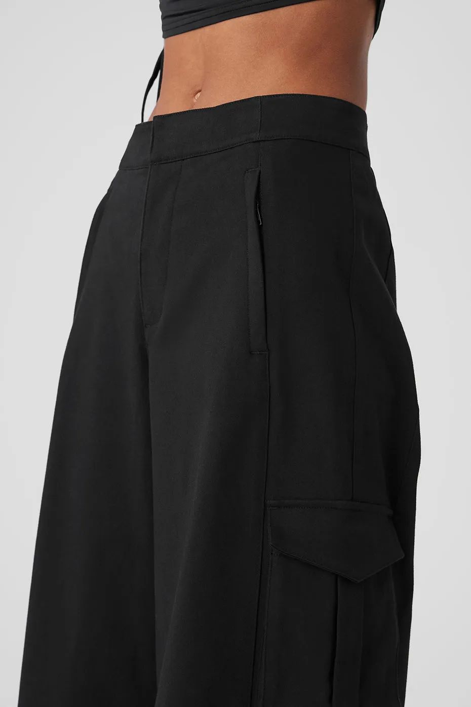 Show Off Cargo Wide Leg Trouser (Long) - Black sold by Alo Yoga product image thumbnail 4