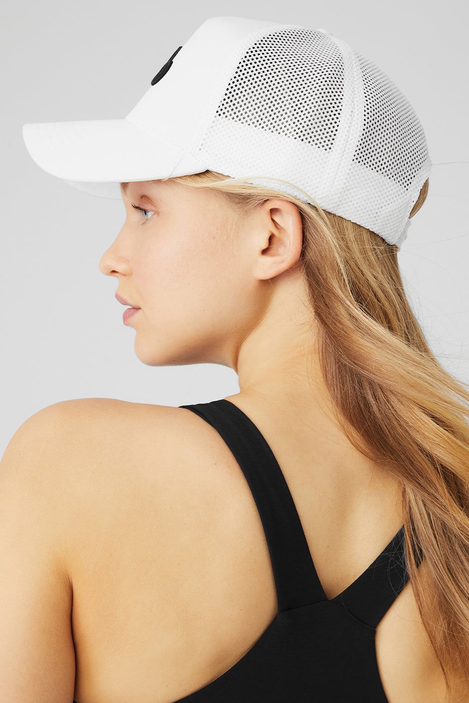 【送料無料】alo yoga District Trucker Hat メッシュ Performance District Trucker Hat - White | Alo Yoga