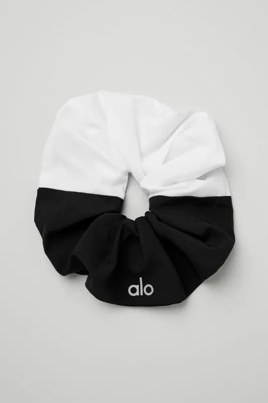 Oversized Scrunchie - Black/White sold by Alo Yoga