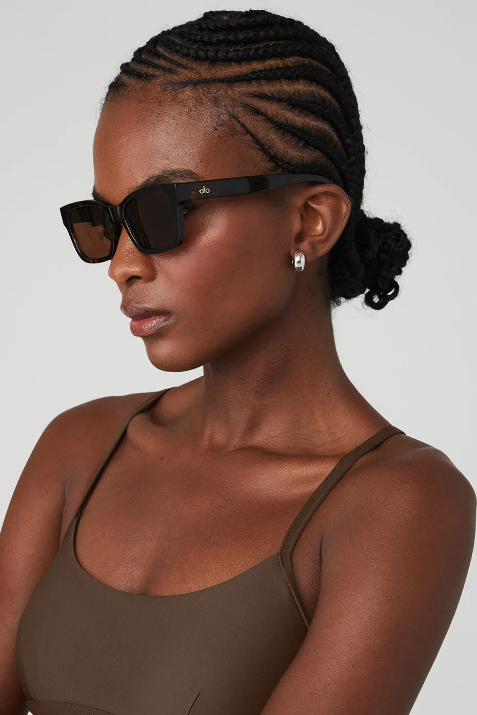 【ALO Yoga】Chill ステートメント サングラス Chill Sunglasses - Brown/Tortoise | Parallel