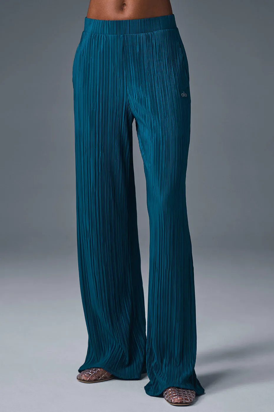 パンツ [Alo Yoga] High-Waist Micro Plisse Straight Leg Pant High-Waist Micro Plisse Straight Leg Pant - Black | Alo Yoga