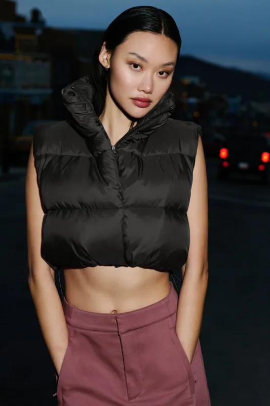 Cropped Gold Rush Puffer Vest - Black made by Alo Yoga
