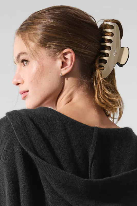 Outline Claw Clip - Macadamia/Black sold by Alo Yoga