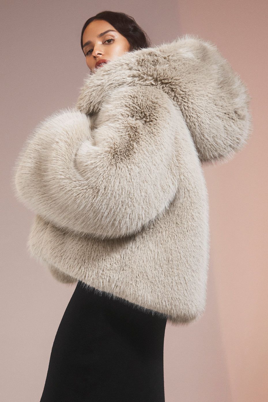 Alo Yoga☆Opulent Faux Fur Statement Jacket オーツ ファー Opulent Faux Fur Statement Jacket - Black | Alo Yoga