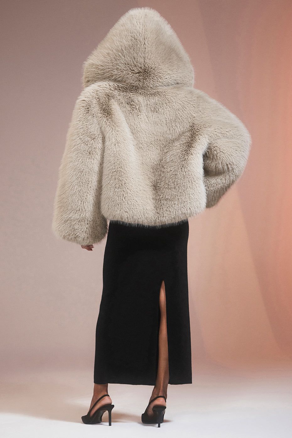 Alo Yoga☆Opulent Faux Fur Statement Jacket オーツ ファー Opulent Faux Fur Statement Jacket - Black | Parallel