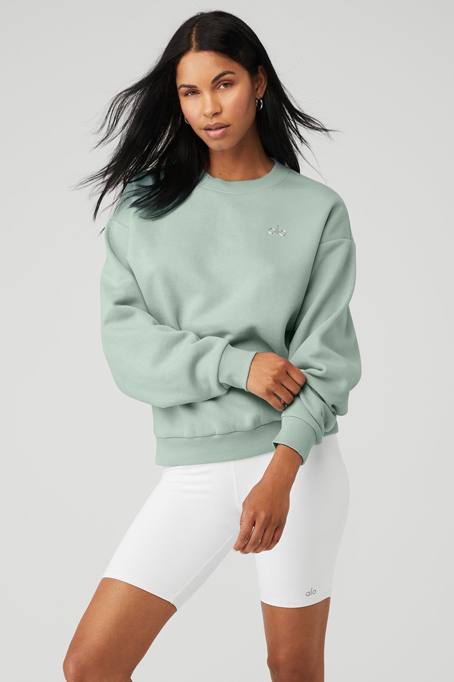 送料無料【alo yoga】ACCOLADE CREW NECK PULLOVER Alo Yoga Accolade Crew Neck Pullover - Icy Sage | Parallel