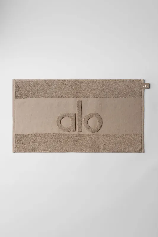 Keep It Cool Gym Towel - Gravel made by Alo Yoga