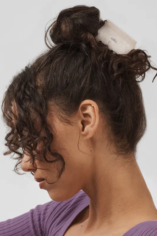 Effortless Claw Clip - White Pearl made by Alo Yoga