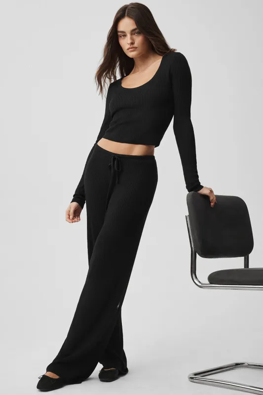Sweater Knit Mid-Rise Unwind Wide Leg Pant - Black made by Alo Yoga