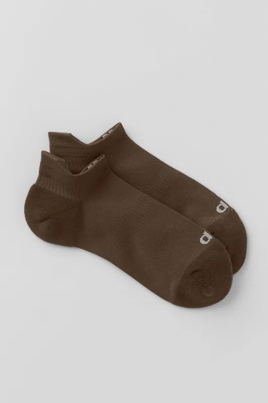 Unisex Performance Tab Sock - Espresso made by Alo Yoga