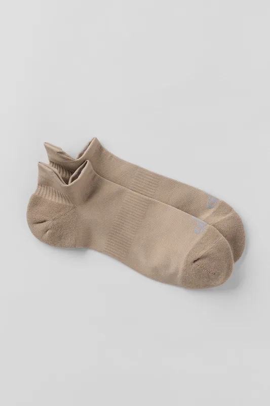 Unisex Performance Tab Sock - Gravel made by Alo Yoga