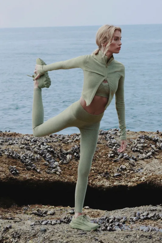 Seamless High-Waist Two Tone Rib Legging - Dune Grass Heather made by Alo Yoga