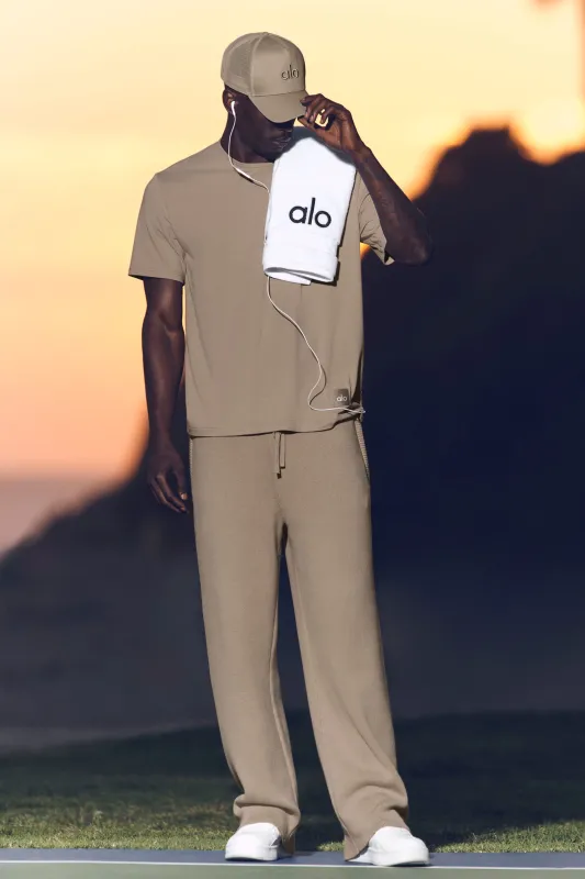Street Essential Tee - Gravel made by Alo Yoga