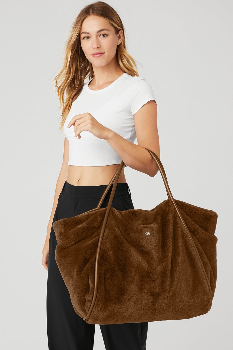トートバッグ [Alo Yoga] Faux Fur Tote Bag Faux Fur Tote Bag - Ivory | Alo Yoga