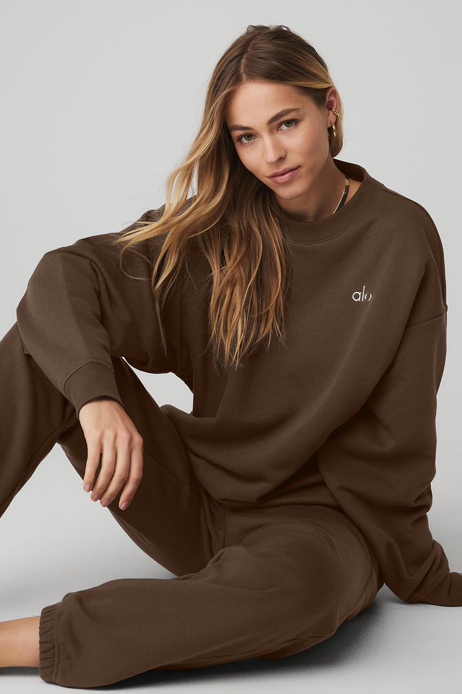 Accolade Crew Neck Pullover & Accolade Sweatpant Set - Espresso sold by Alo Yoga product image thumbnail 4