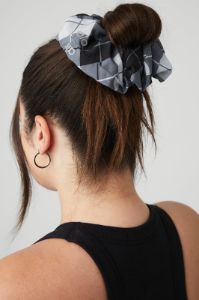 Argyle Oversized Scrunchie - Black/Anthracite sold by Alo Yoga