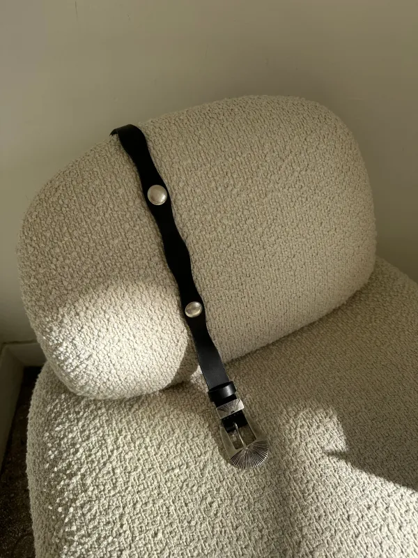 PASEK SKÓRZANY RIVET CZARNY ZE SREBRNYMI NITAMI sold by The Odder Side